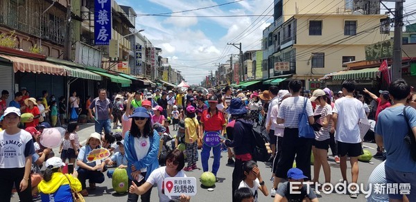 ▲屏東縣佳冬鄉農會舉辦端午立瓜千人傳情意活動，相當壯觀           。（圖／記者陳崑福攝）