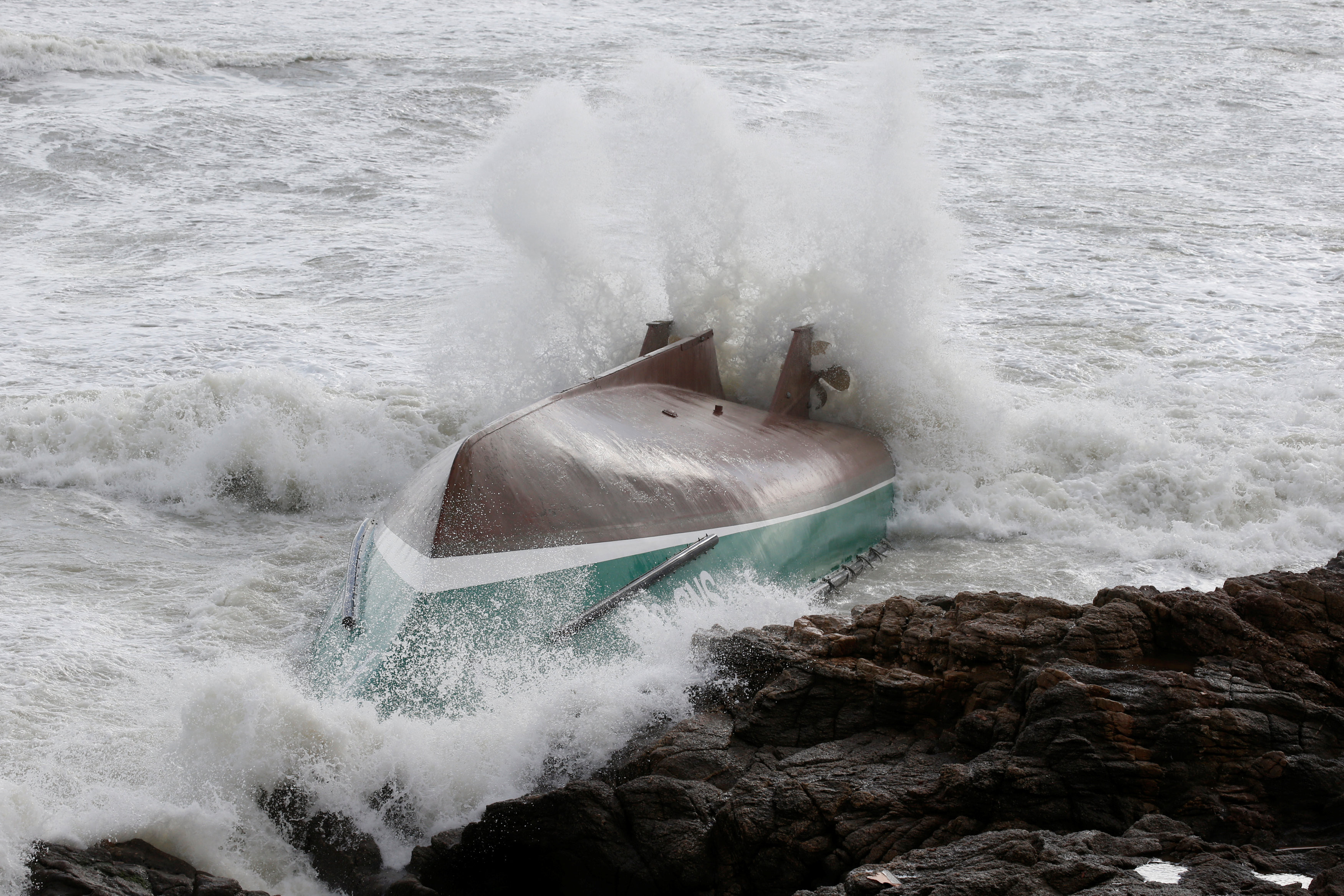 ▲▼法國暴風雨「米凱爾」（Miguel），救援船翻覆3人亡。（圖／路透）