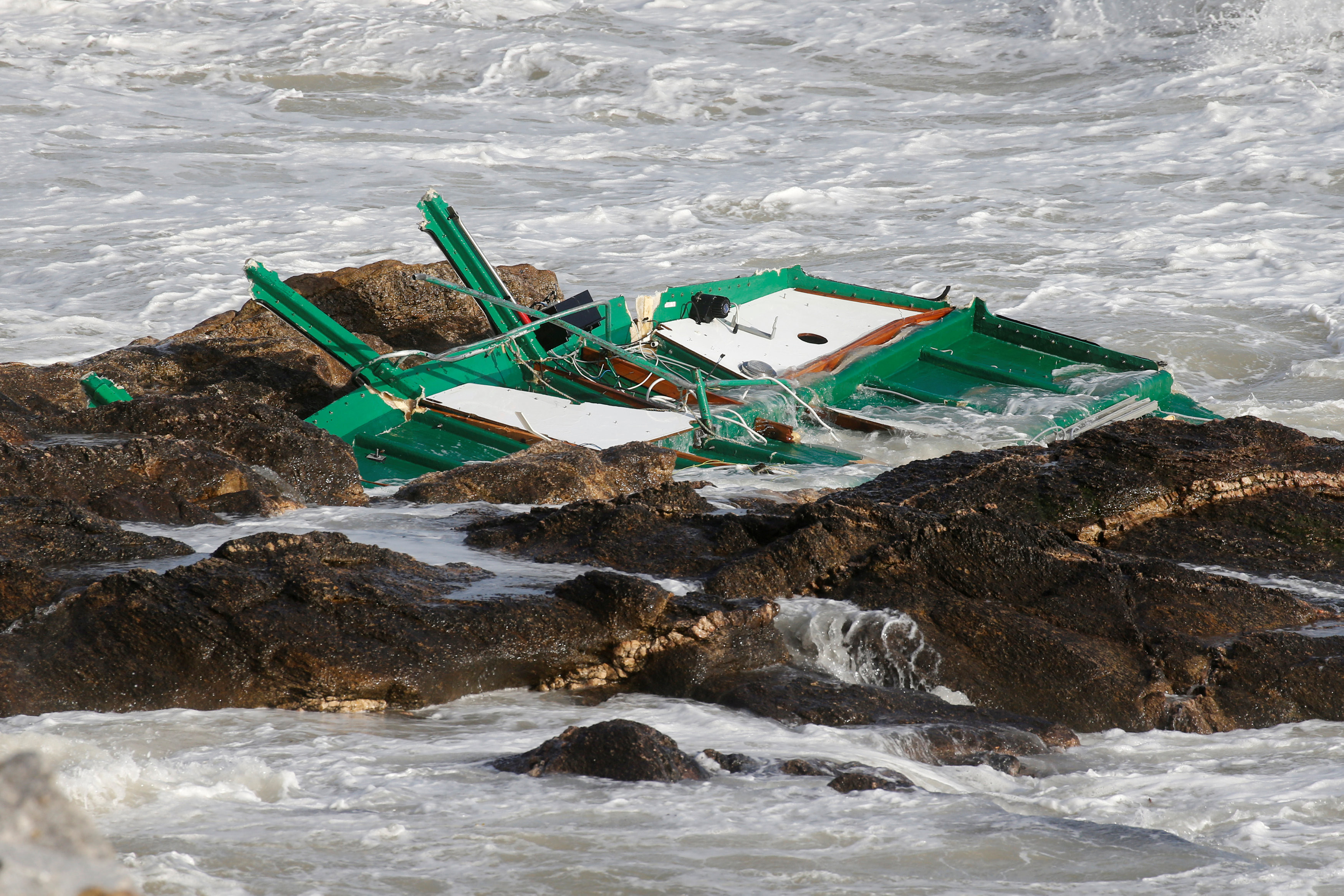 ▲▼法國暴風雨「米凱爾」（Miguel），救援船翻覆3人亡。（圖／路透）