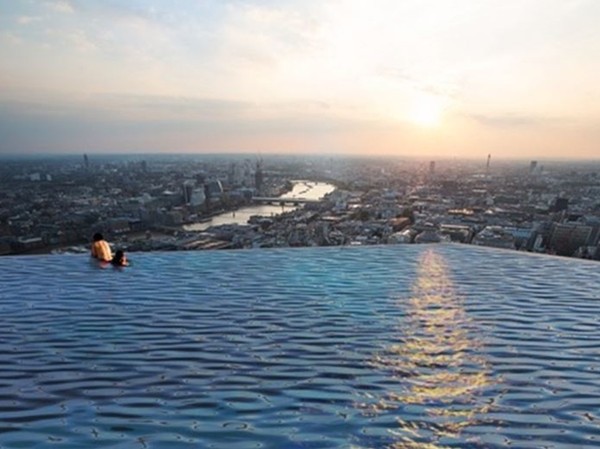 ▲200M高「玩命泳池」在倫敦　想看360°全景視野…先學學007（圖／翻攝自Compass Pools官方網站）