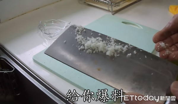 ▲▼廚房噁物！砧板神秘屑屑「剁肉醬竟變2份」　他曝：用一年就該丟棄（圖／翻攝拖塞鏈臉書粉專）