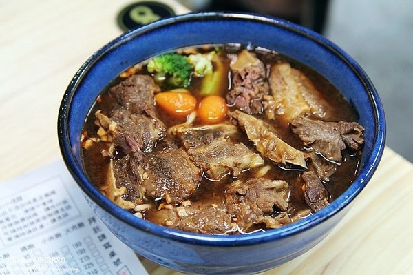 ▲厚切肉塊超滿足！台南牛肉麵有3種口味。（圖／愛比妞提供）