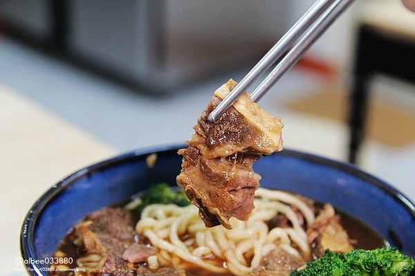 ▲厚切肉塊超滿足！台南牛肉麵有3種口味。（圖／愛比妞提供）