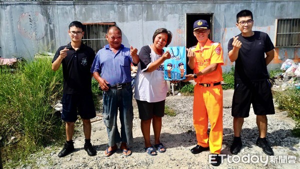 ▲ 澎湖第七岸巡隊端午獻愛心 關懷獨居長者上門送「溫」情。（圖／記者郭世賢翻攝）