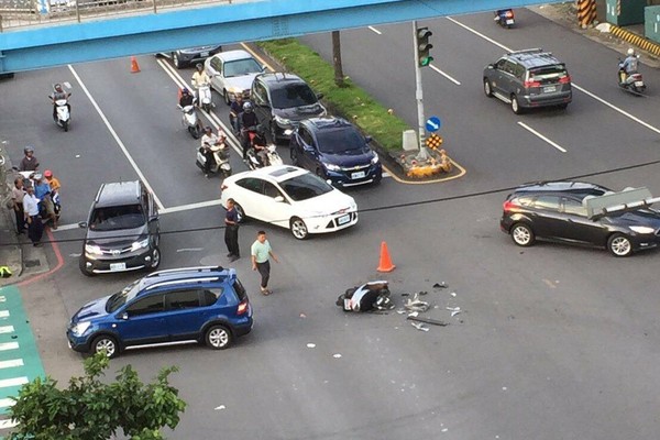 ▲▼台中「苦讀男大生」騎車下班慘遭撞死！　家屬慟求還原真相：現場沒畫面。（圖／翻攝龍井讚出來）