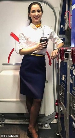 ▲穿上空姐制服的梅蘭妮亞。(圖／梅蘭妮亞臉書)