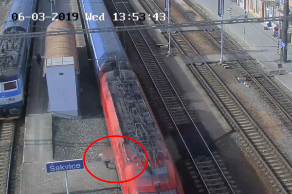 ▲▼捷克女子穿越鐵道，遭時速160公里火車撞飛。（圖／翻攝自YouTube／Týdeník Policie）