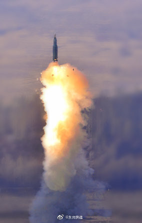 ▲▼解放軍火箭軍首度在官方微博曝光東風-31發射照。（圖／翻攝自微博「東風快遞」）