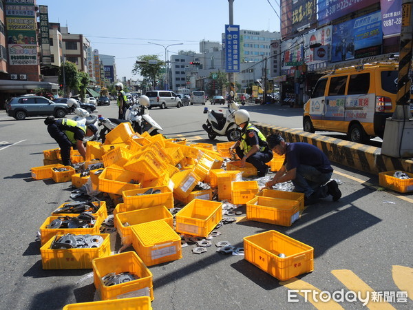 ▲貨車駕駛疑轉彎過度，鋒利的金屬配件散落在快車道上。（圖／記者唐詠絮翻攝）