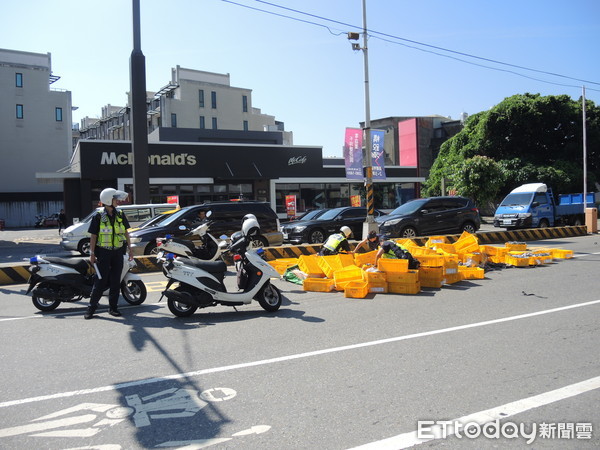 ▲貨車駕駛疑轉彎過度，鋒利的金屬配件散落在快車道上。（圖／記者唐詠絮翻攝）