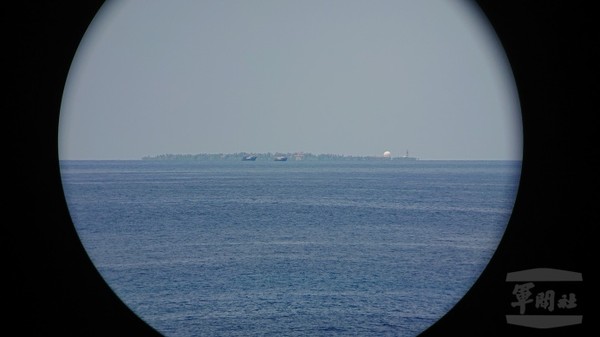 ▲太平島周邊海域近年有大幅變化，圖為以高倍望遠鏡觀看鴻庥島景象。（圖／翻攝自軍聞社）