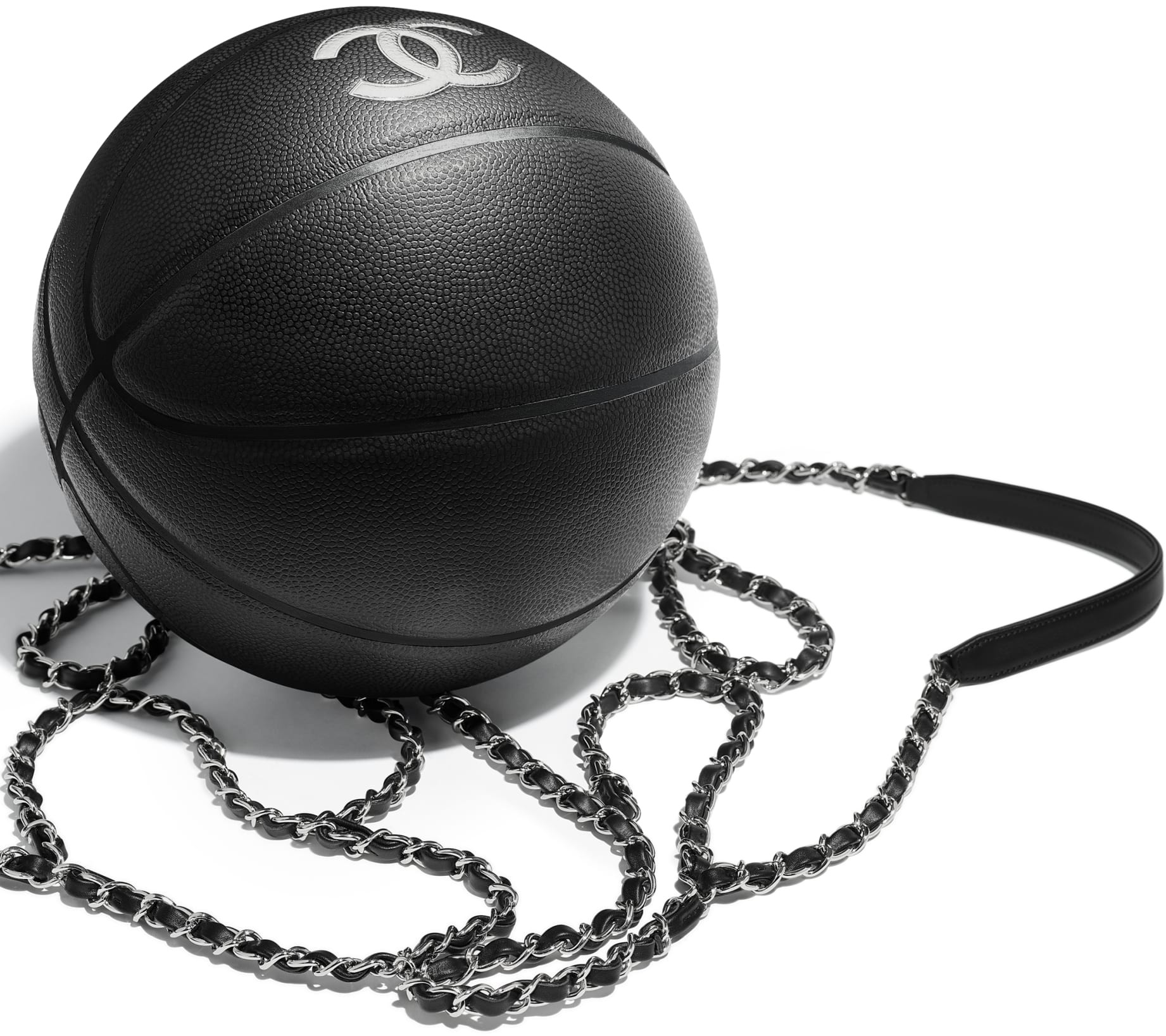 香奈儿推出超奢华牛皮篮球！还原经典「金属链带」男人也疯狂