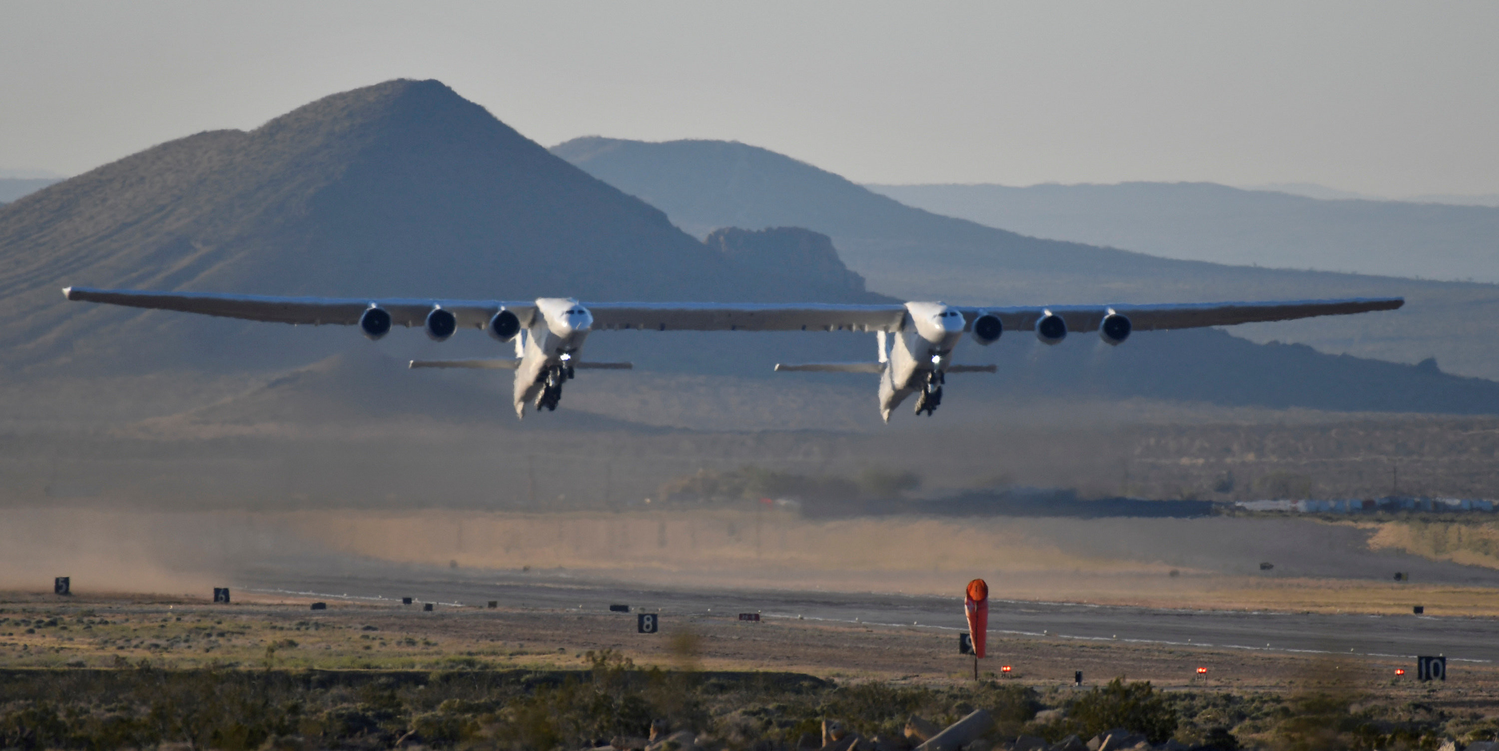 ▲▼微軟共同創辦人艾倫（Paul Allen）創的飛機製造商「Stratolaunch Systems」。（圖／路透社）