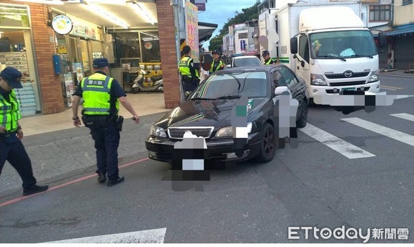 ▲員警主動上前盤查違停車輛。（圖／記者王兆麟翻攝，下同）