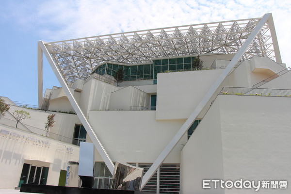 ▲隱身於南美館二館5樓　這家餐酒館碎形屋頂可製造超美光影變化 。（圖／記者黃士原攝）