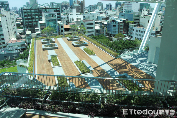 ▲隱身於南美館二館5樓　這家餐酒館碎形屋頂可製造超美光影變化 。（圖／記者黃士原攝）