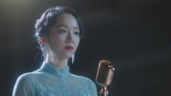 申惠善在《死之詠贊》飾演朝鮮第一位女高音，扮相優雅。（Netflix提供）