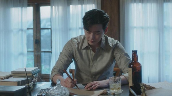 李鍾碩在《死之詠贊》飾演新劇作家，熱愛寫作卻被迫繼承家業。（Netflix提供）