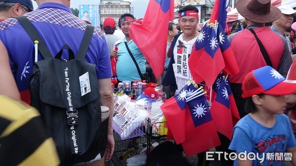 ▲活動結束，堆成小山的國瑜娃娃，攤商喊：「帶不回去」             。（圖／記者吳奕靖攝）