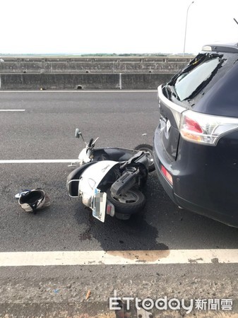 ▲一名騎士宣稱在看風景，就撞上正在處理車禍的警車             。（圖／記者吳奕靖翻攝）