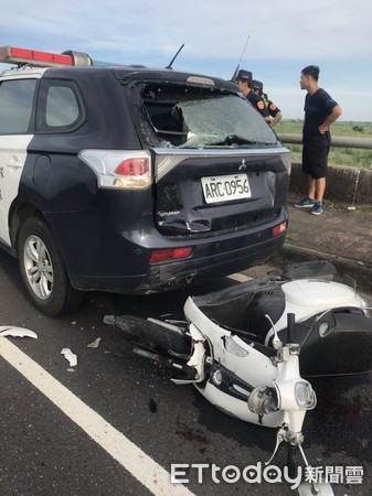 ▲一名騎士宣稱在看風景，就撞上正在處理車禍的警車             。（圖／記者吳奕靖翻攝）