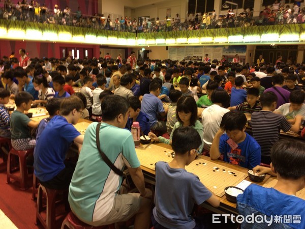 ▲第9屆台南市市長盃全國圍棋錦標賽，在台南高商中正樓競技，吸引近7百多位參賽者對弈。（圖／記者林悅攝，下同）