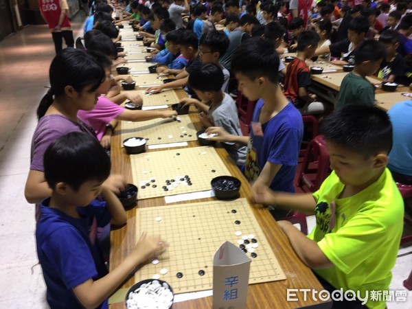 ▲第9屆台南市市長盃全國圍棋錦標賽，在台南高商中正樓競技，吸引近7百多位參賽者對弈。（圖／記者林悅攝，下同）