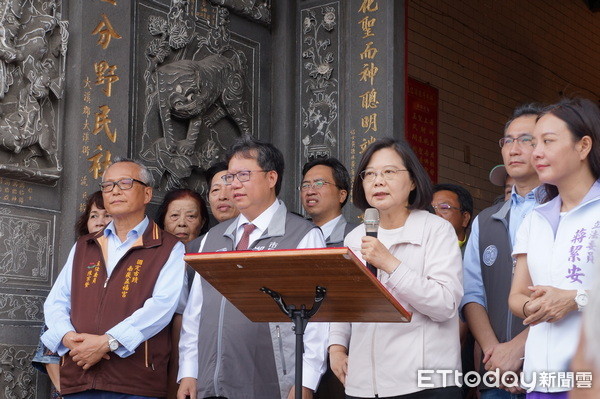 ▲完成民進黨黨內總統初選辯論第二天，蔡英文抵桃園五福宮參香祈福。（圖／記者楊淑媛攝）