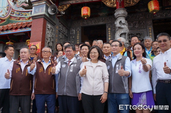 ▲完成民進黨黨內總統初選辯論第二天，蔡英文抵桃園五福宮參香祈福。（圖／記者楊淑媛攝）