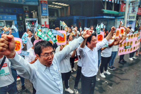 ▲▼ 賴清德下鄉車隊掃街拜票，獲屏東縣長潘孟安，台南市長黃偉哲力挺。（圖／記者翁伊森翻攝，下同）