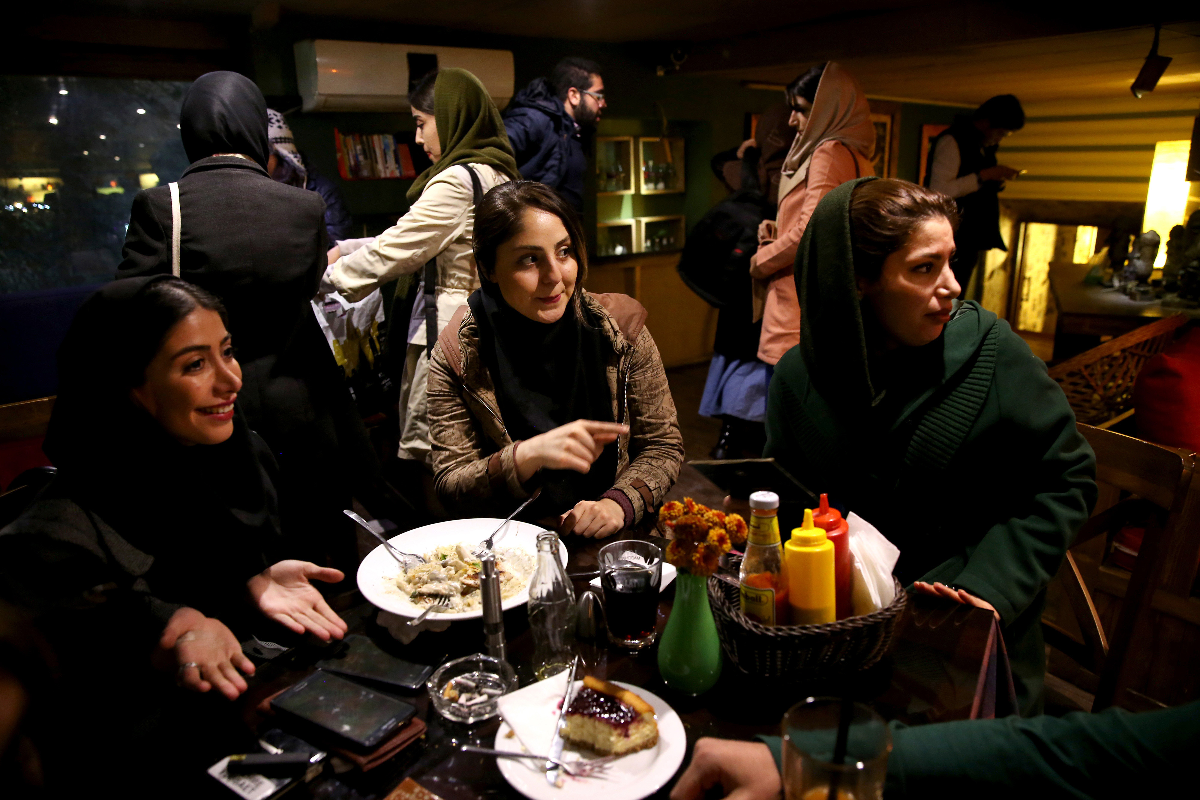 ▲▼伊朗德黑蘭的婦女必須戴頭巾。（圖／達志影像／美聯社）
