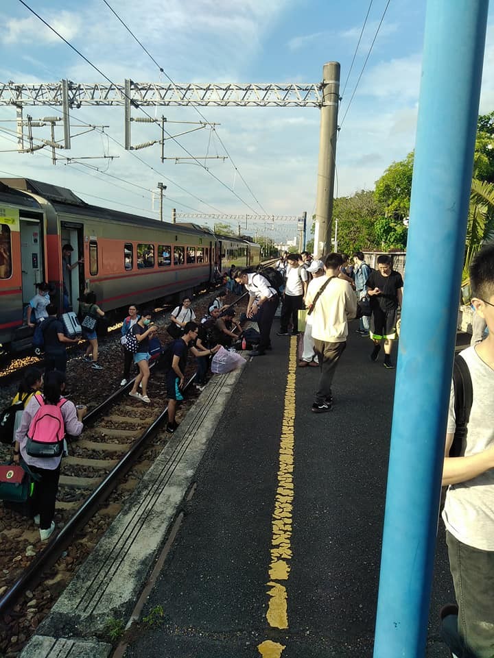 ▲▼台南新市車站電車線異常事件，導致一列自強號受影響，乘客紛紛下車。（圖／翻攝自Facebook／台鐵家族）