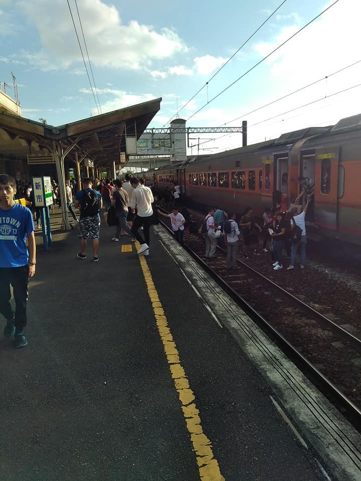 ▲▼台南新市車站電車線異常事件，導致一列自強號受影響，乘客紛紛下車。（圖／翻攝自Facebook／台鐵家族）