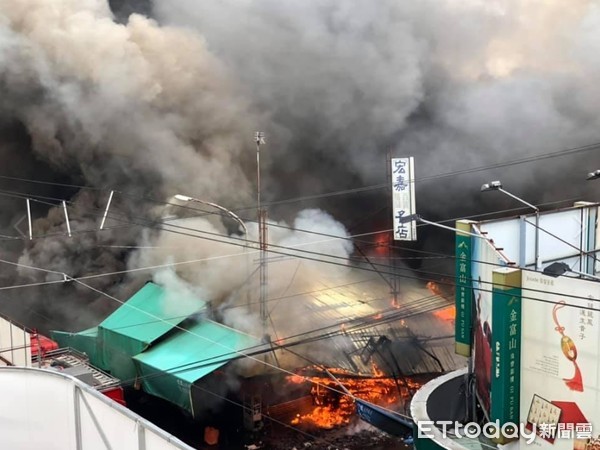 ▲埔里第三市場大火，火勢猛烈濃煙竄天。（圖／民眾提供）