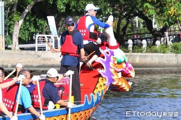 ▲▼高雄市長韓國瑜站在龍舟前方擔任擊鼓手。（圖／運動發展局）