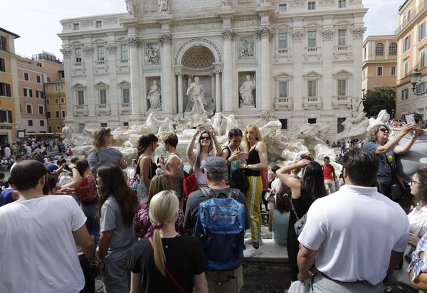 ▲▼羅馬新規6日通過，禁止觀光客在噴泉裡戲水、街上吃喝等。（圖／達志／美聯社）