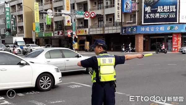 ▲2019年端午節連續假期，台南市警局於各重點路段、高速公路、風景區、旅遊景點、國際龍舟錦標賽及車站等易造成交通壅塞處所，加派警民力疏導維護交通安全。（圖／記者林悅翻攝，下同）