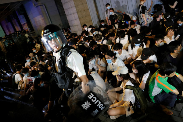 ▲▼反送中遊行,香港,逃犯條例，抗議民眾被包圍在舊灣仔警署對面。（圖／路透社） 