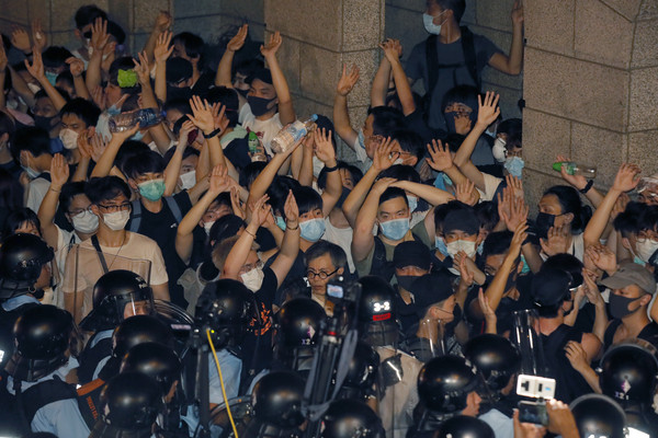 ▲▼反送中遊行,香港,逃犯條例，抗議民眾被包圍在舊灣仔警署對面。（圖／達志影像／美聯社）
