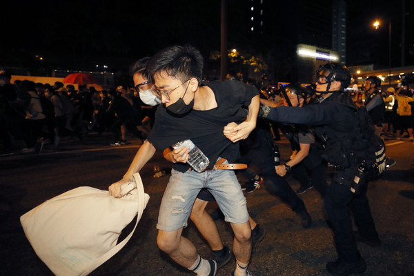 ▲▼反送中遊行,香港,逃犯條例，警察與民眾發生肢體衝突。（圖／達志影像／美聯社） 