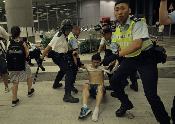 ▲▼反送中遊行,香港,逃犯條例，警察與民眾發生肢體衝突。（圖／達志影像／美聯社） 