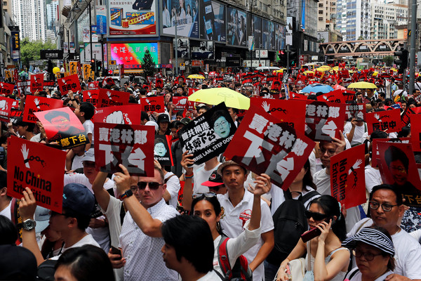 ▼反送中遊行,香港,逃犯條例，民眾群聚抗議。（圖／路透社）