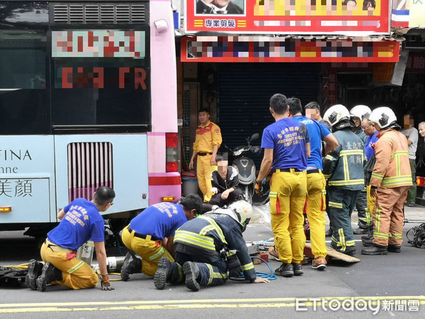 ▲▼ 快訊／疑似和轎車互超！重機下秒「撞進公車底部」卡死　騎士慘摔            。（圖／記者黃彥傑攝）