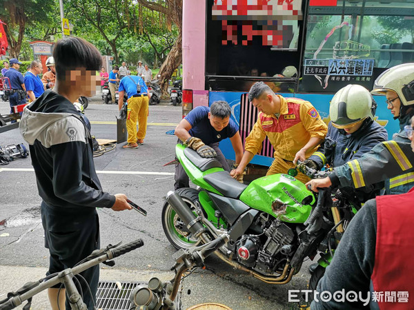 ▲▼ 快訊／疑似和轎車互超！重機下秒「撞進公車底部」卡死　騎士慘摔            。（圖／記者黃彥傑攝）