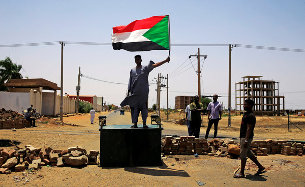 ▲▼一名抗議者拿著蘇丹國旗，要求軍政府把權力交給公民。（圖／路透）