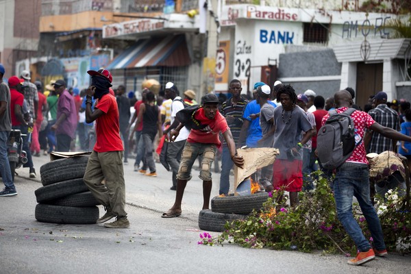 ▲▼海地示威者在市中心的到路上點燃輪胎、設置路障。（圖／達志影像／美聯社）