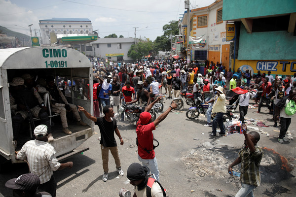 ▲▼海地10日聚集數以千計的示威者到首都太子港（Port-au-Prince）街頭遊行，要求總統摩依士（Jovenel Moise）為涉嫌侵佔公帑一事下台。（圖／路透）
