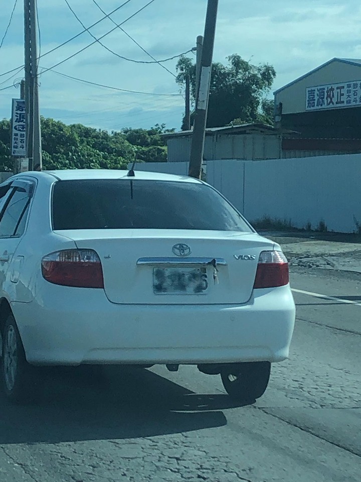 ▲▼  白色豐田後車廂插鑰匙　路上繼續奔馳           。（圖／翻攝自爆廢公社）