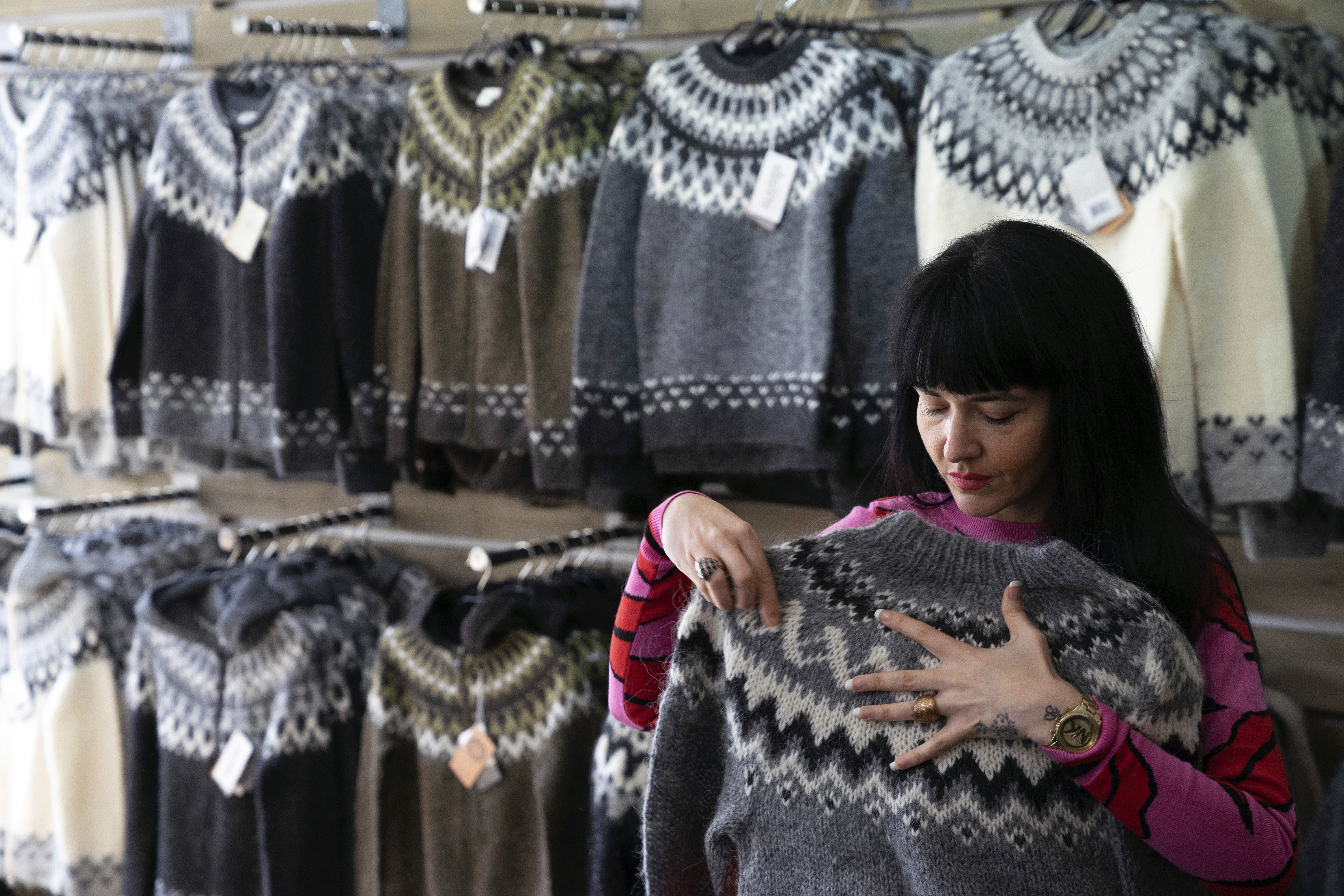 ▲▼觀光客以為自己買的是冰島毛衣，其實是中國製造。（圖／達志影像／美聯社）