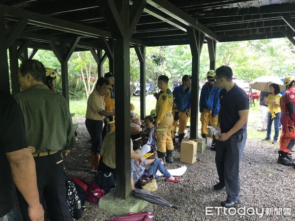 ▲▼台中青桐林生態園區「木棧道坍塌」8人摔落！　5人無法動彈。（圖／記者莊智勝翻攝） 